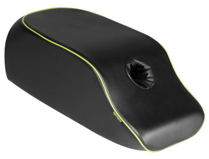 Liberator Mount on a Mission – schwarzes ergonomisches Sexkissen mit abgerundeter Keilform, integrierter Öffnung zur Befestigung eines Sextoys und auffälligen grünen Ziernähten in schräger Produktansicht auf weißem Hintergrund – erhältlich bei Evoria Care
