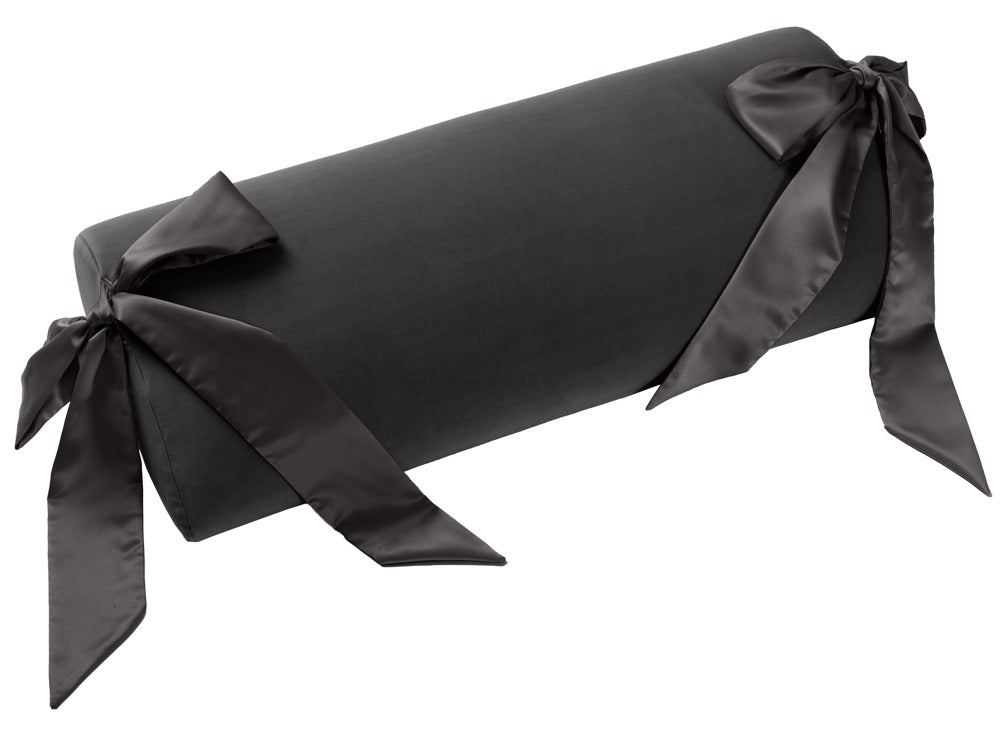 Liberator Ravish – schwarzes Premium-Bondagekissen mit länglicher, zylindrischer Polsterform, seitlichen Befestigungsgurten und breiten schwarzen Fixierbändern in schräger Produktansicht auf weißem Hintergrund – erhältlich bei Evoria Care