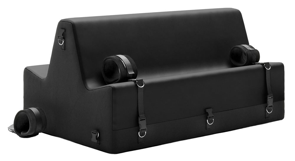 Liberator Steed – schwarze Premium-Bondagebank mit gepolsterter Liegefläche, erhöhtem Rückenpolster, seitlichen Befestigungselementen und integrierten Fesseln in schräger Produktansicht auf weißem Hintergrund – erhältlich bei Evoria Care