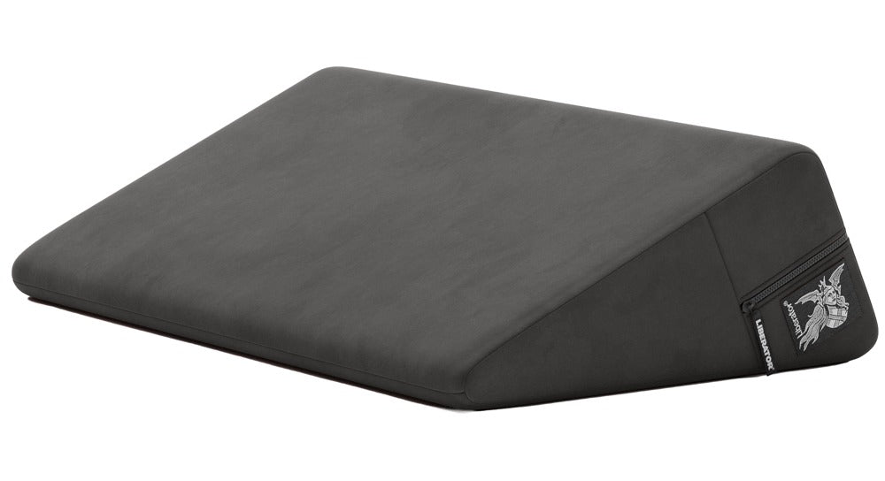 Liberator Super Wedge – schwarzes Premium-Liebeskissen mit keilförmigem Design, breiter Liegefläche, leicht geneigter Oberseite und seitlichem Liberator Markenetikett in schräger Produktansicht auf weißem Hintergrund – erhältlich bei Evoria Care