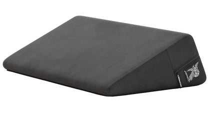 Liberator Super Wedge – schwarzes Premium-Liebeskissen mit keilförmigem Design, breiter Liegefläche, leicht geneigter Oberseite und seitlichem Liberator Markenetikett in schräger Produktansicht auf weißem Hintergrund – erhältlich bei Evoria Care