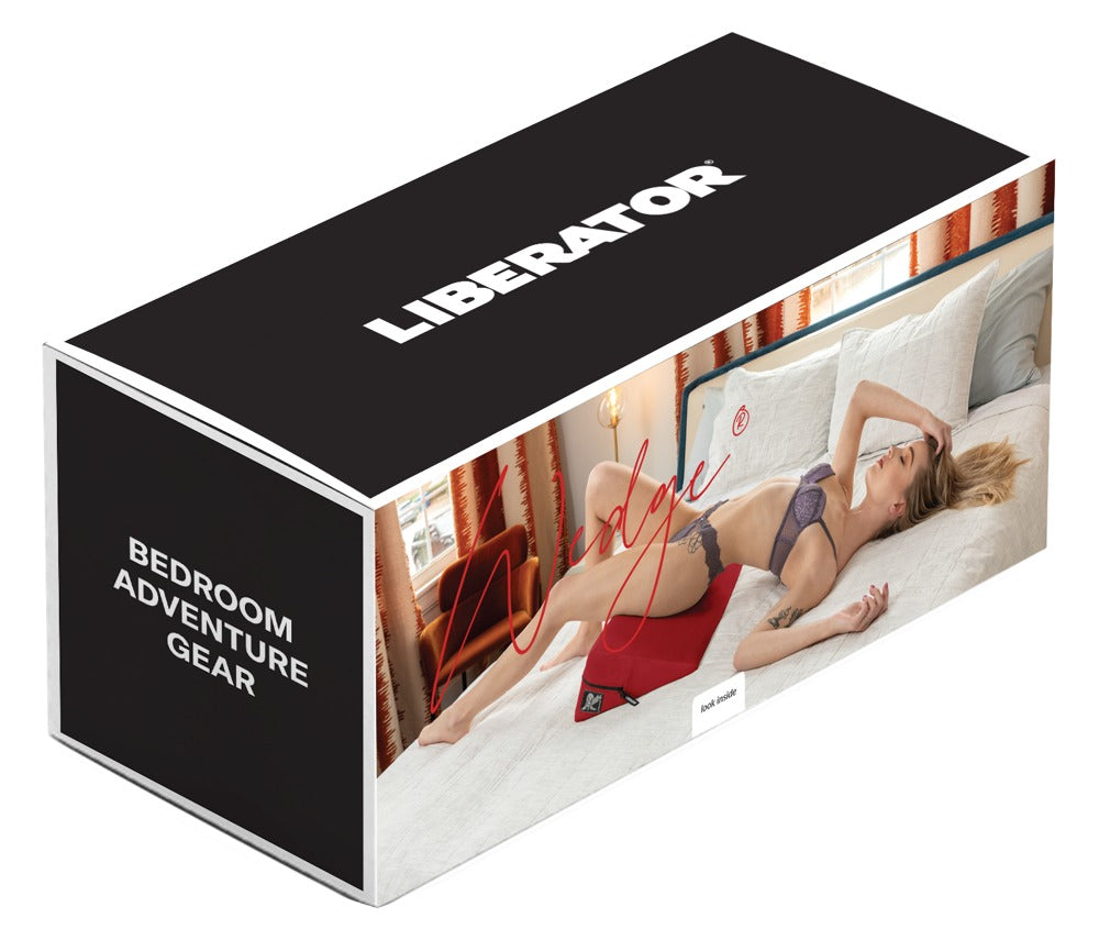 Liberator Wedge Positionierungskissen in Rot mit ergonomischer Keilform und schräger Liegefläche, dargestellt auf schwarzer Originalverpackung mit Produktabbildung, Anwendungsmotiv eines Paares und Liberator Markenlogo – erhältlich bei Evoria Care