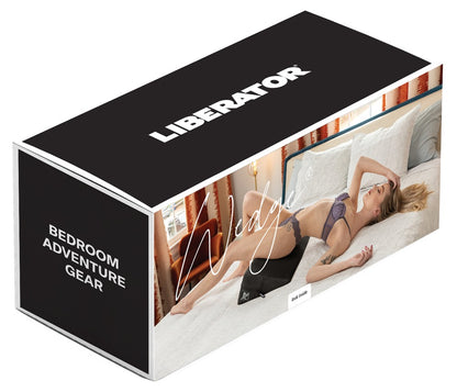 Liberator Wedge Premium-Liebeskissen in Schwarz mit ergonomischer Keilform, dargestellt auf schwarzer Originalverpackung mit Produktabbildung, Anwendungsmotiv und Liberator Markenlogo – erhältlich bei Evoria Care