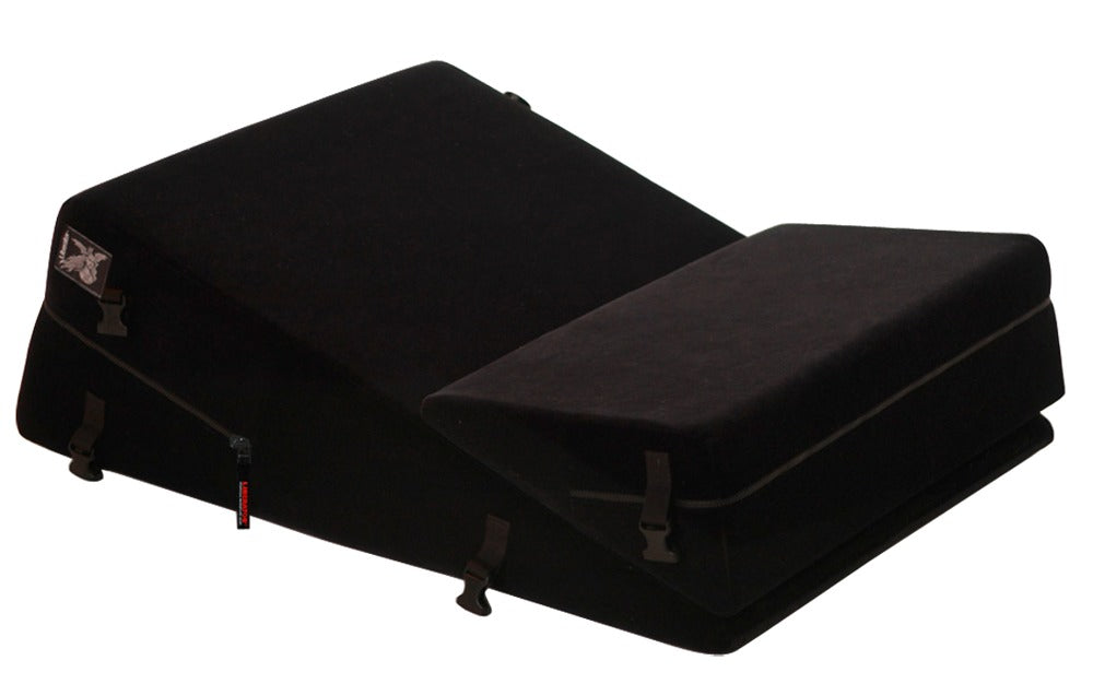 Liberator Wedge/Ramp Black Label – zwei schwarze ergonomische Positionierungskissen mit unterschiedlichen Höhen, geneigten Polsterflächen und integrierten Befestigungsmöglichkeiten in kombinierter Schrägansicht auf weißem Hintergrund – erhältlich bei Evoria Care