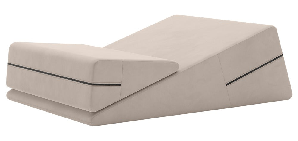 Liberator Wedge/Ramp Combo – beigefarbenes Premium-Positionierungsset aus zwei ergonomischen, keilförmigen Sexkissen mit unterschiedlich geneigten Polsterflächen, übereinander angeordnet in schräger Produktansicht auf weißem Hintergrund – erhältlich bei Evoria Care