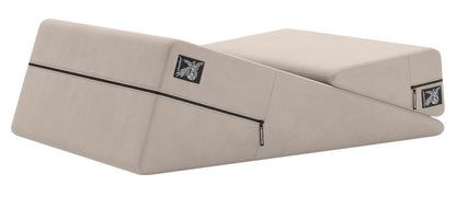 Liberator Wedge/Ramp Combo – zwei beigefarbene ergonomische Positionierungskissen mit unterschiedlichen Höhen und Neigungswinkeln, nebeneinander angeordnet in seitlicher Produktansicht auf weißem Hintergrund – erhältlich bei Evoria Care