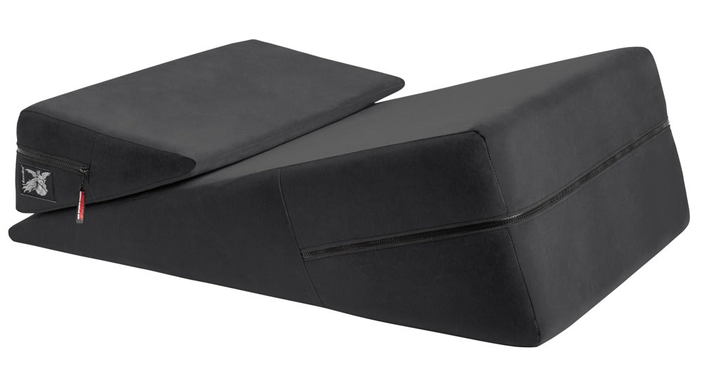 Liberator Wedge/Ramp Combo – zwei schwarze ergonomische Positionierungskissen mit unterschiedlichen Höhen und Neigungswinkeln, übereinander angeordnet in seitlicher Produktansicht auf weißem Hintergrund – erhältlich bei Evoria Care