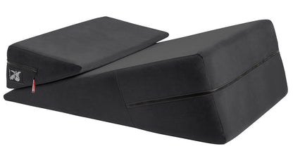 Liberator Wedge/Ramp Combo – zwei schwarze ergonomische Positionierungskissen mit unterschiedlichen Höhen und Neigungswinkeln, übereinander angeordnet in seitlicher Produktansicht auf weißem Hintergrund – erhältlich bei Evoria Care