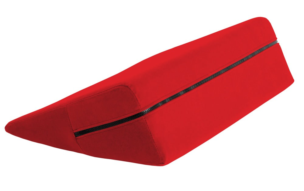 Liberator Wedge – rotes keilförmiges Sexkissen mit geneigter Liegefläche, erhöhtem hinterem Bereich und sichtbarer seitlicher Stoffstruktur in seitlicher Produktansicht auf weißem Hintergrund – erhältlich bei Evoria Care