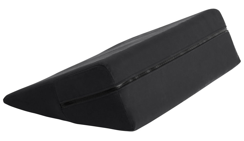 Liberator Wedge – schwarzes keilförmiges Positionierungskissen mit erhöhter Rückseite, schräg verlaufender Polsterfläche und flacher Vorderkante in seitlicher Produktansicht auf weißem Hintergrund – erhältlich bei Evoria Care