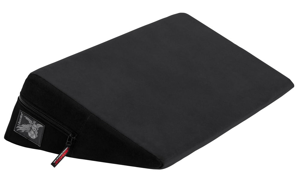 Liberator Wedge – schwarzes Premium-Liebeskissen mit ergonomischer Keilform, glatter geneigter Liegefläche, flach zulaufender Vorderkante und seitlichem Liberator Markenetikett in schräger Produktansicht auf weißem Hintergrund – erhältlich bei Evoria Care