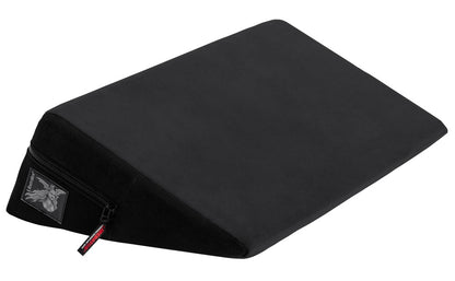 Liberator Wedge – schwarzes Premium-Liebeskissen mit ergonomischer Keilform, glatter geneigter Liegefläche, flach zulaufender Vorderkante und seitlichem Liberator Markenetikett in schräger Produktansicht auf weißem Hintergrund – erhältlich bei Evoria Care