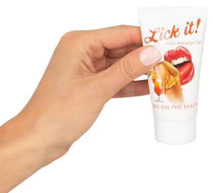 Lick it! Sex on the Beach wasserbasiertes Gleitgel – Tube in der Hand mit aufgetragenem Gel zur Darstellung der Konsistenz – erhältlich bei Evoria Care
