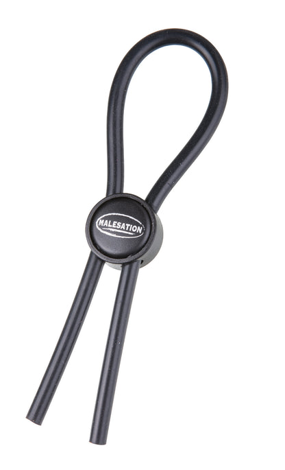 MALESATION Adjustable Cock Ring – schwarzer Silikon-Penisring mit verstellbarer Schlaufe, rundem Schiebeknopf und zwei flexiblen Enden in aufrechter Produktansicht auf weißem Hintergrund – erhältlich bei Evoria Care