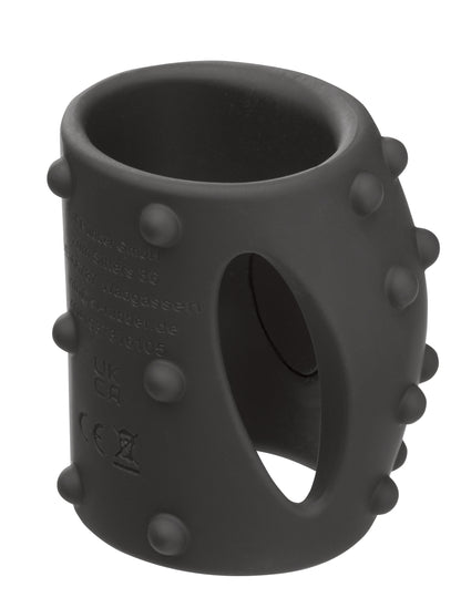 MALESATION Bristly Vibro Cuff – seitliche Ansicht der schwarzen Penismanschette mit zylindrischem Körper, glatter Grundfläche und einzeln angeordneten Reiznoppen – erhältlich bei Evoria Care
