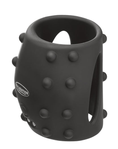 MALESATION Bristly Vibro Cuff – schwarze vibrierende Penismanschette mit runder Öffnung, mehreren erhabenen Stimulationsnoppen und strukturierter Außenfläche in schräger Produktansicht – erhältlich bei Evoria Care