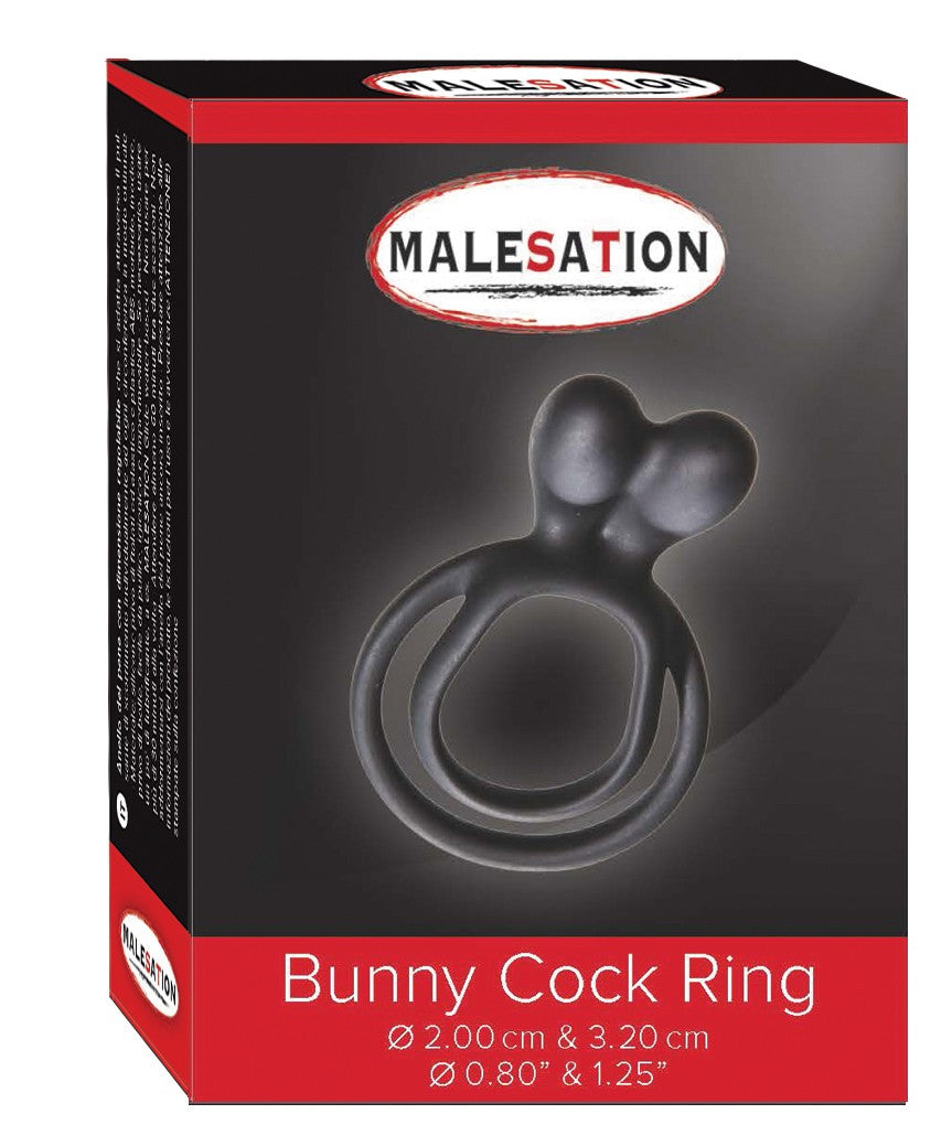 MALESATION Bunny Cock Ring – schwarz-rote Originalverpackung des schwarzen Silikon-Penisrings mit zwei verbundenen Ringöffnungen und hasenförmigem Klitorisreizer mit zwei Ohren, MALESATION Markenlogo und Modellbezeichnung Bunny Cock Ring – erhältlich bei Evoria Care