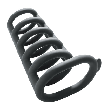 MALESATION Cage Ring – schwarze elastische Penishülle mit fünf verbundenen Ringelementen, offener Käfigstruktur und breitem Hodenring in schräger Produktansicht auf weißem Hintergrund – erhältlich bei Evoria Care