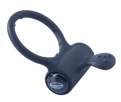 MALESATION Clit Ring – dunkelblauer Vibrationsring mit ovaler Ringschlaufe, rundlichem Vibrationsmodul und abgerundetem Klitorisreizer in schräger Produktansicht auf weißem Hintergrund – erhältlich bei Evoria Care