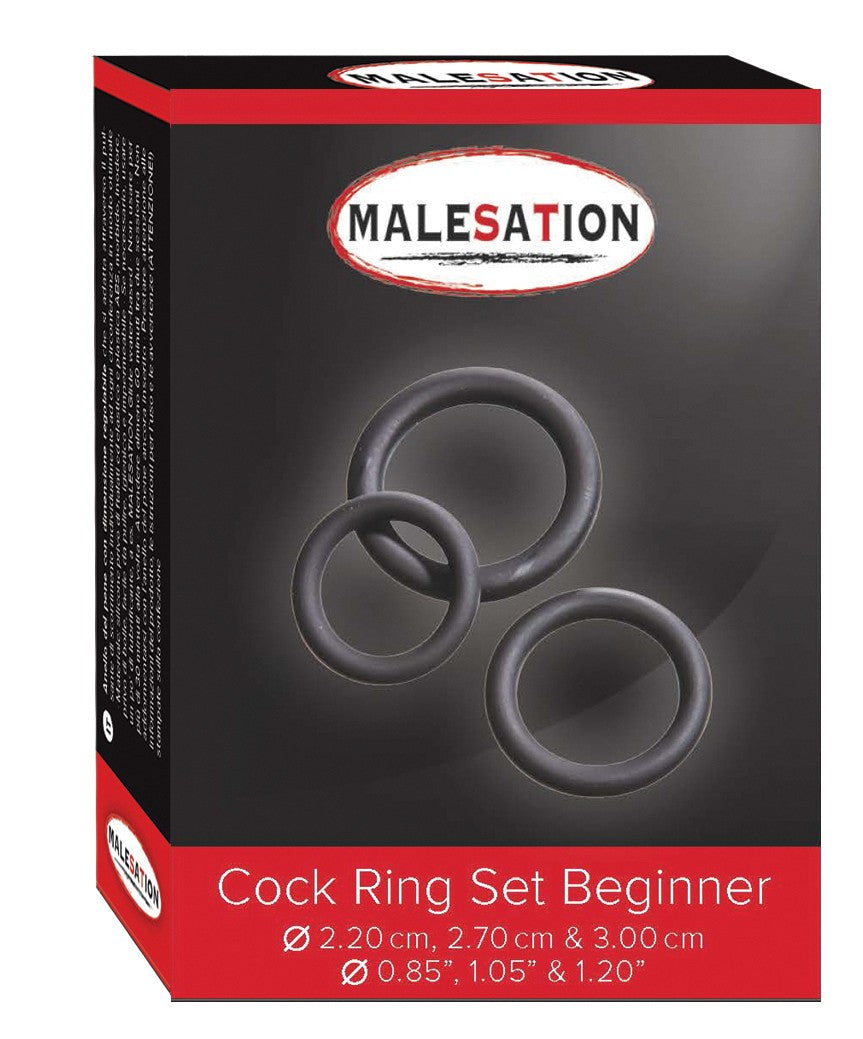 MALESATION Cock Ring Set Beginner – schwarz-rote Originalverpackung des Einsteiger-Sets mit drei elastischen schwarzen Silikon-Penisringen in unterschiedlichen Größen, Produktabbildung und MALESATION Markenlogo – erhältlich bei Evoria Care