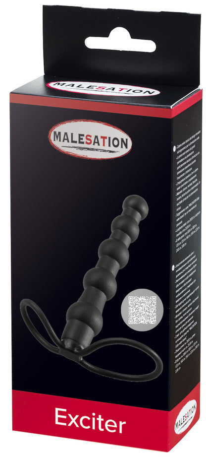 MALESATION Exciter – schwarz-rote Originalverpackung des tragbaren Zusatzdildos mit Produktabbildung, MALESATION Markenlogo und Modellbezeichnung Exciter – erhältlich bei Evoria Care