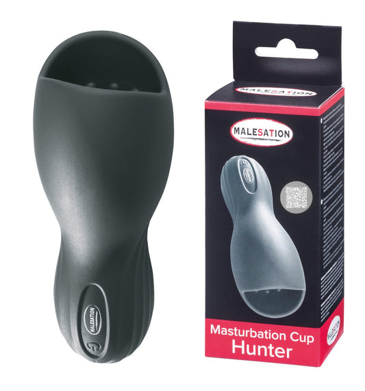 MALESATION Hunter – schwarzer vibrierender Eichel-Masturbator mit breiter Öffnung, ergonomisch geformtem Gehäuse und Bedientaste neben der schwarz-roten Originalverpackung – erhältlich bei Evoria Care