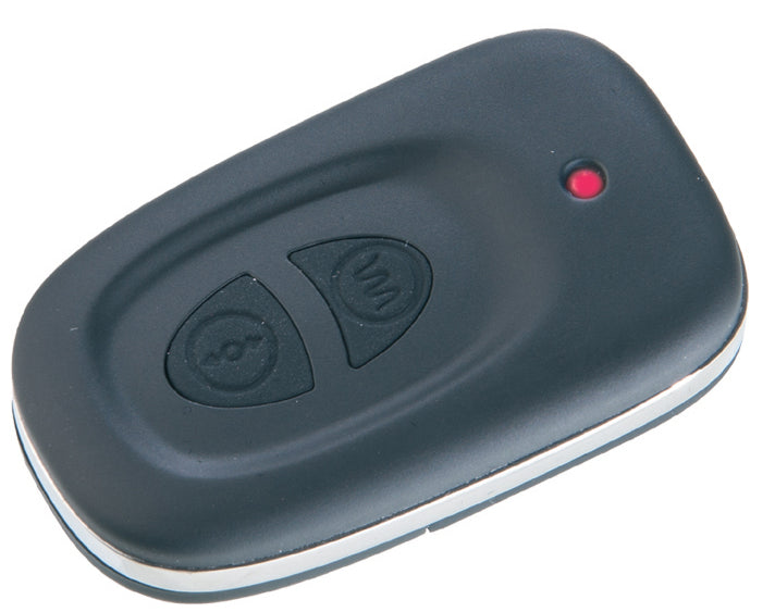 MALESATION Love Rider – schwarze ovale Funkfernbedienung mit mehreren Bedientasten und roter Kontrollanzeige zur Steuerung der beiden Vibrationsmotoren – erhältlich bei Evoria Care