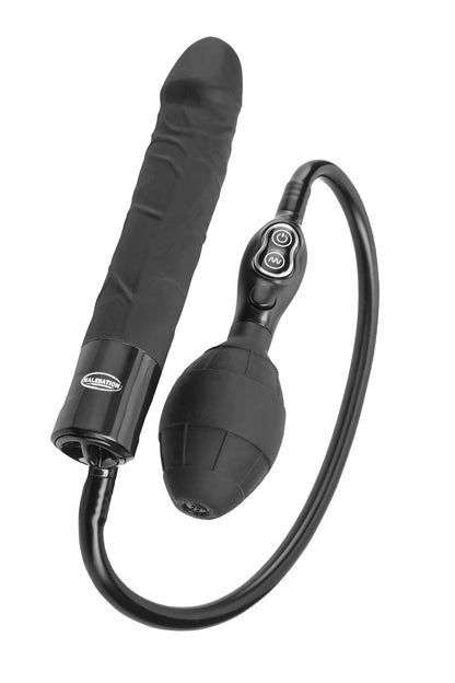 MALESATION Magical Boy – schwarzer aufblasbarer Vibrator mit länglichem Schaft, abgerundeter Spitze, flexiblem Verbindungsschlauch und ovaler Handpumpe in schräger Produktansicht auf weißem Hintergrund – erhältlich bei Evoria Care