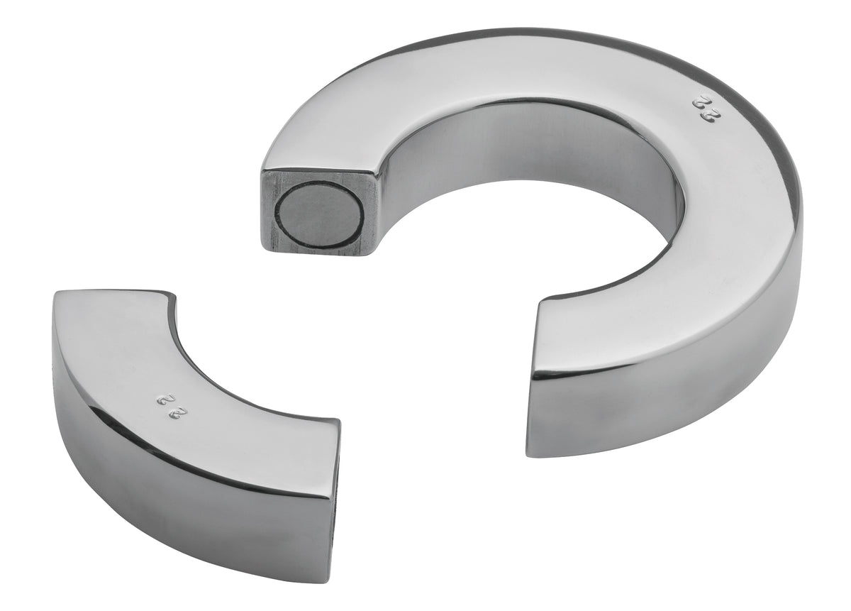 MALESATION Magnetic Cock Ring – silberfarbener Edelstahl-Penisring in geöffneter Darstellung mit sichtbaren Verbindungsflächen des Magnetverschlusses und glatter Metalloberfläche – erhältlich bei Evoria Care