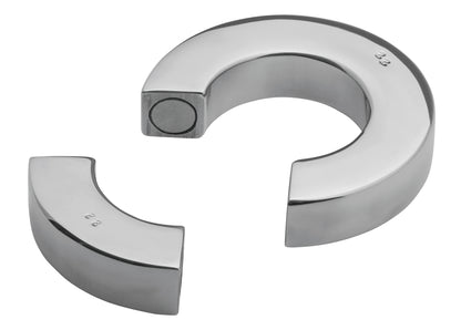 MALESATION Magnetic Cock Ring – silberfarbener Edelstahl-Penisring in geöffneter Darstellung mit sichtbaren Verbindungsflächen des Magnetverschlusses und glatter Metalloberfläche – erhältlich bei Evoria Care