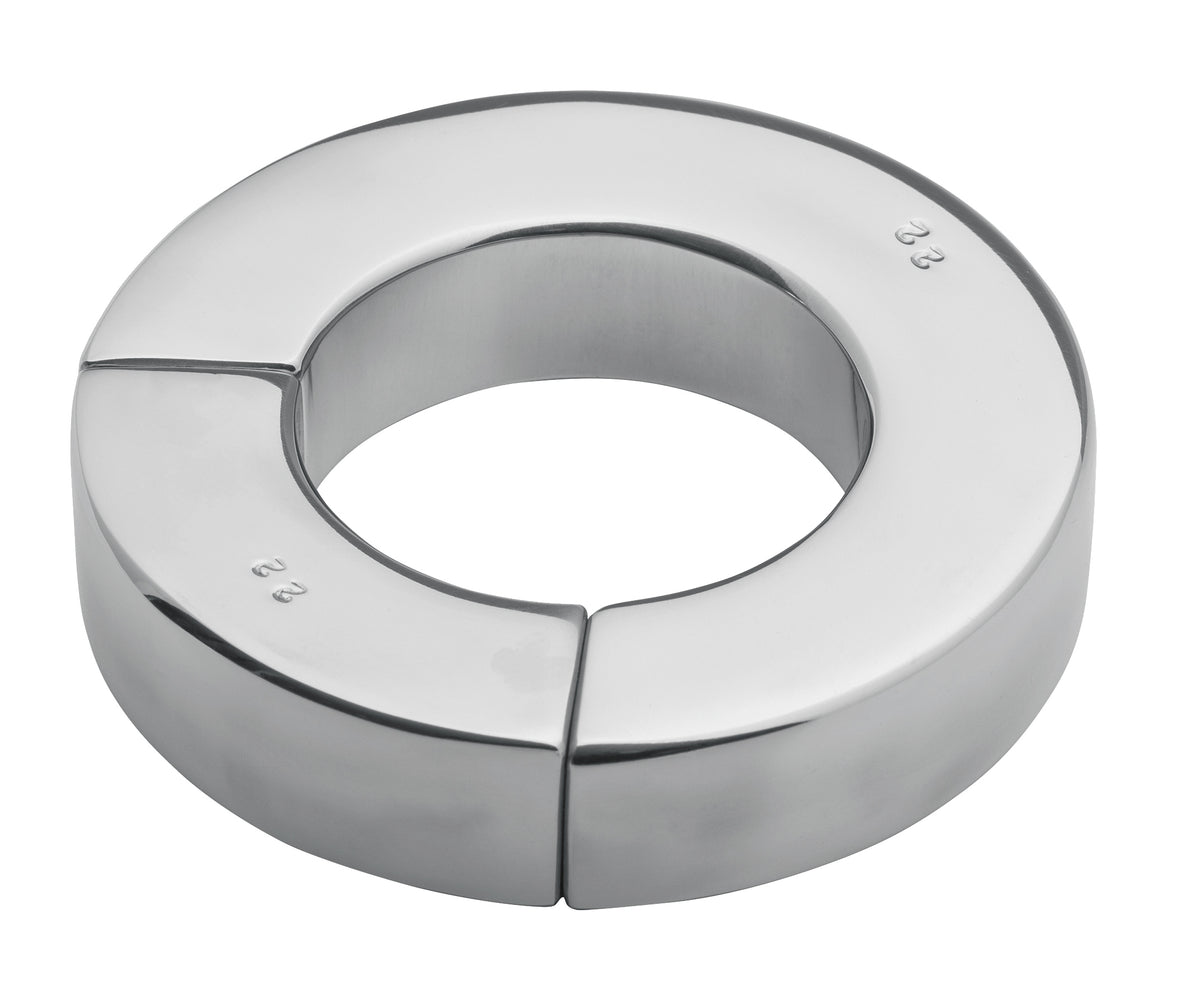 MALESATION Magnetic Cock Ring – silberfarbener Edelstahl-Penisring mit glatter Innenfläche, breitem abgerundetem Metallkörper und geschlossenem Magnetverschluss in schräger Produktansicht – erhältlich bei Evoria Care
