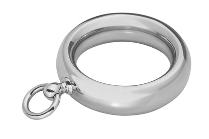 MALESATION Metal-O Cock Ring – silberfarbener Edelstahl-Penisring mit glatter Innenfläche, breitem abgerundetem Metallkörper und seitlich angebrachtem beweglichem Ring in schräger Produktansicht – erhältlich bei Evoria Care