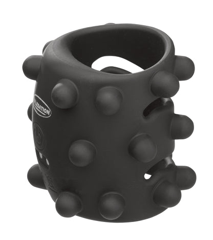 MALESATION Nubby Vibro Cuff – schwarze vibrierende Penismanschette mit offener Oberseite, ausgeprägten Reiznoppen und mehreren umlaufenden Strukturringen in schräger Produktansicht – erhältlich bei Evoria Care