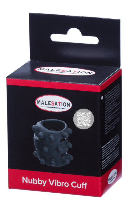 MALESATION Nubby Vibro Cuff – schwarz-rote Originalverpackung der vibrierenden Penismanschette mit Produktabbildung, MALESATION Markenlogo und Modellbezeichnung Nubby Vibro Cuff – erhältlich bei Evoria Care