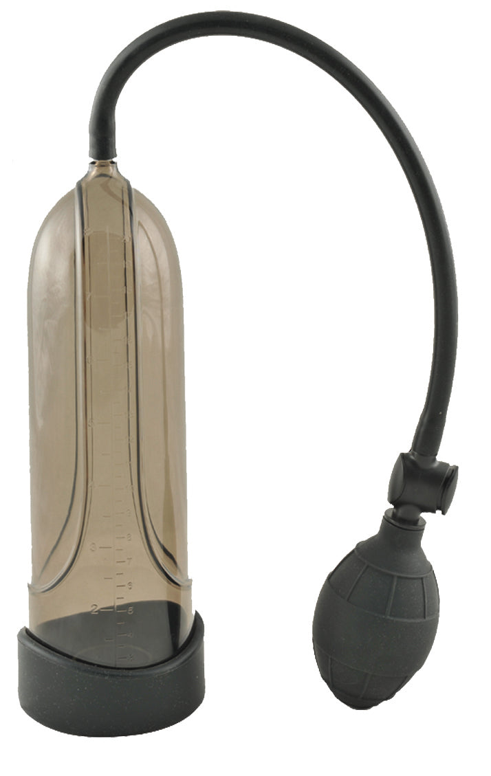 MALESATION Penis Pump Enlarger – transparente Penispumpe mit zylindrischem Pumpkörper, schwarzem Verbindungsschlauch und manuellem Pumpball in einzelner Produktansicht auf weißem Hintergrund – erhältlich bei Evoria Care