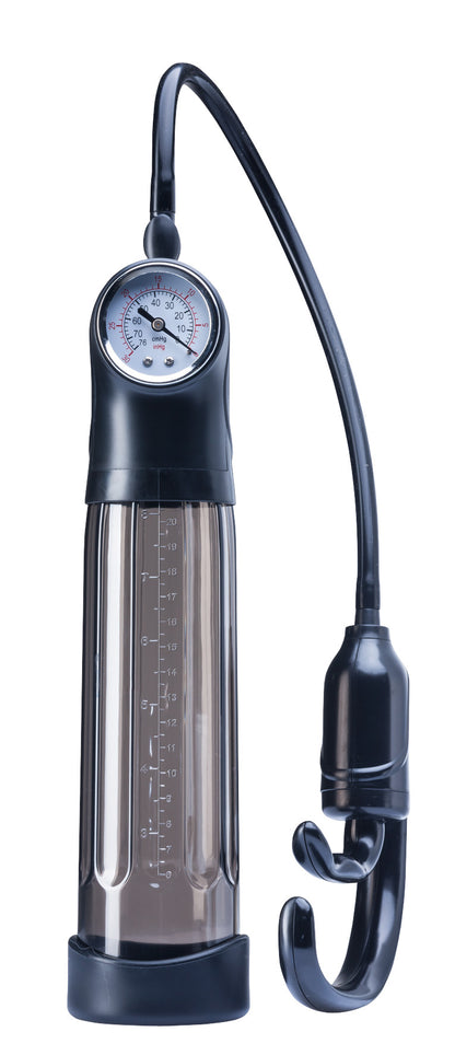 MALESATION Penis Pump Special – einzelne Penispumpe mit transparentem Vakuumzylinder, schwarzem Verbindungsschlauch und separater Handpumpe mit PSI-Druckanzeige auf weißem Hintergrund – erhältlich bei Evoria Care