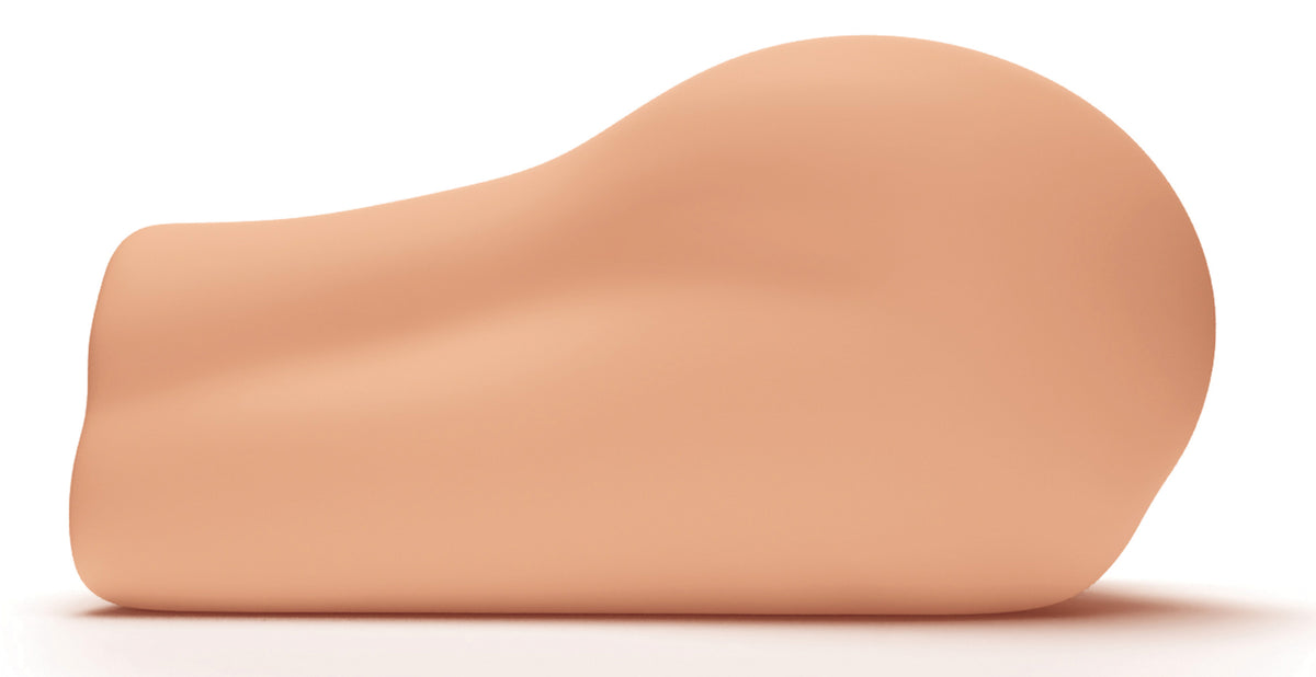 MALESATION Real Big Fucking Pussy – seitliche Ansicht des hautfarbenen realistischen Masturbators mit flacher Unterseite und ausgeprägter anatomischer Gesäßform – erhältlich bei Evoria Care