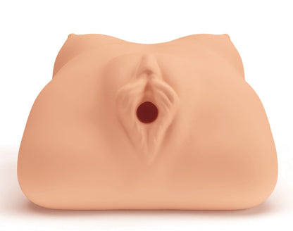 MALESATION Real Boobs + Pussy – Nahaufnahme des hautfarbenen Masturbators mit anatomisch geformter Vaginalöffnung und sichtbaren Körperkonturen – erhältlich bei Evoria Care
