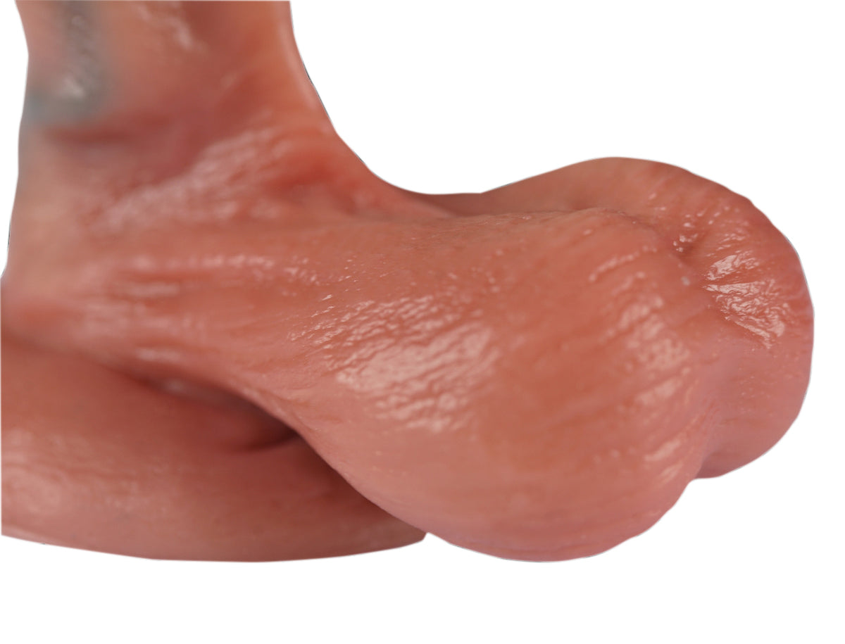 MALESATION Real Dildo Mini – Nahaufnahme der hautfarbenen Hodenbasis mit anatomisch geformten Konturen, natürlicher Oberflächenstruktur und Schaftansatz – erhältlich bei Evoria Care