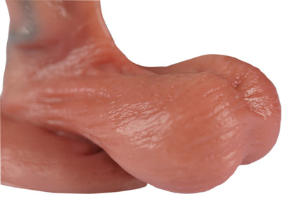 MALESATION Real Dildo Mini – Nahaufnahme der hautfarbenen Hodenbasis mit anatomisch geformten Konturen, natürlicher Oberflächenstruktur und Schaftansatz – erhältlich bei Evoria Care