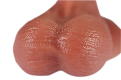 MALESATION Real Dildo Mini – Detailansicht der Unterseite mit zwei anatomisch geformten Hoden, sichtbarer Mittelfurche und realistischer Hautstruktur auf weißem Hintergrund – erhältlich bei Evoria Care