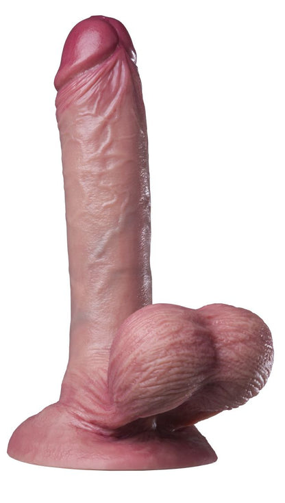 MALESATION Real Dildo with Balls – realistischer hautfarbener Silikondildo mit ausgeformter rötlicher Eichel, anatomisch strukturiertem Schaft, sichtbaren Adern und naturgetreu gestalteten Hoden in schräger Produktansicht auf weißem Hintergrund – erhältlich bei Evoria Care