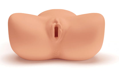 MALESATION Real Fresh Pussy – frontale Nahaufnahme des hautfarbenen Masturbators mit anatomisch geformter Vaginalöffnung und plastisch ausgearbeiteten Hautfalten – erhältlich bei Evoria Care