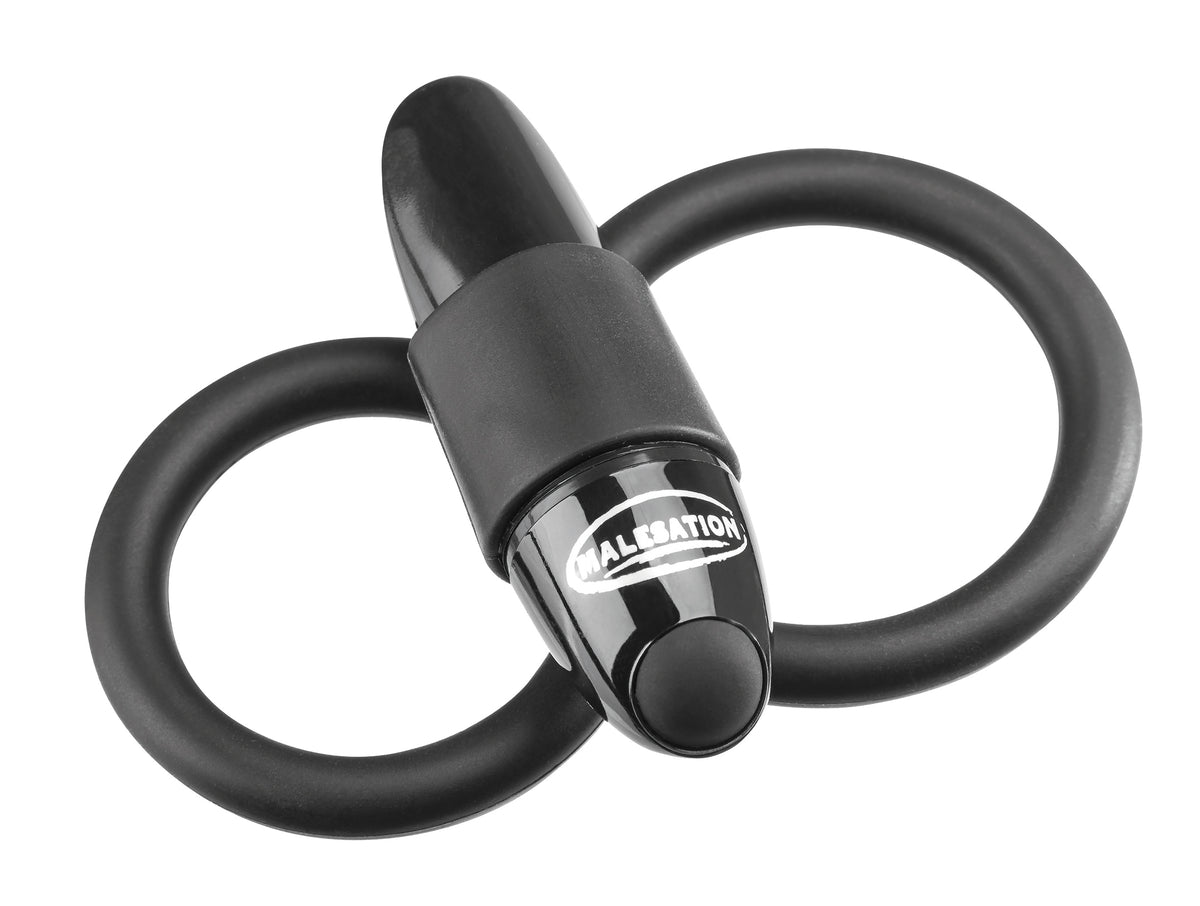 MALESATION Squeeze – schwarzer vibrierender Cock & Ball Ring mit zwei verbundenen elastischen Ringschlaufen und zentralem silberfarbenem Vibrationsmodul in schräger Produktansicht auf weißem Hintergrund – erhältlich bei Evoria Care