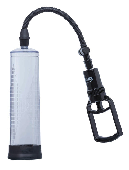MALESATION Starter One – Penispumpe mit transparentem zylindrischem Pumpkörper, schwarzem Verbindungsschlauch und manueller Handpumpe mit Sicherheitsventil auf weißem Hintergrund – erhältlich bei Evoria Care