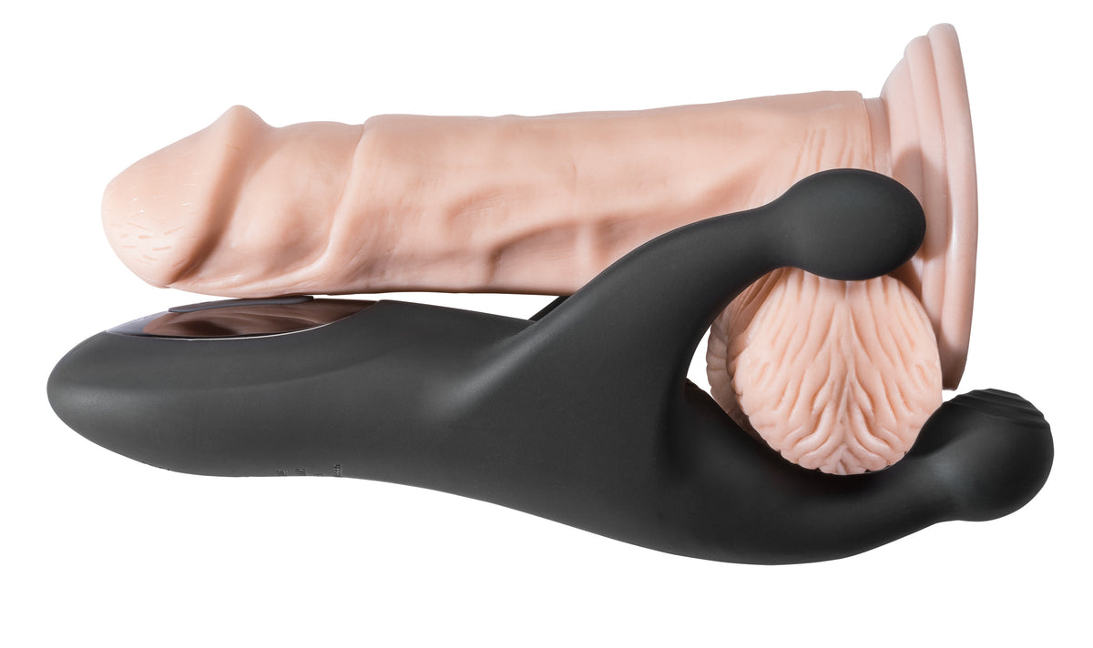 MALESATION Vibro Angel – schwarzer Männer-Stimulator mit gebogenen Stimulationsarmen in einer liegenden Anwendungsdarstellung am männlichen Intimbereich – erhältlich bei Evoria Care