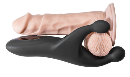 MALESATION Vibro Angel – schwarzer Männer-Stimulator mit gebogenen Stimulationsarmen in einer liegenden Anwendungsdarstellung am männlichen Intimbereich – erhältlich bei Evoria Care