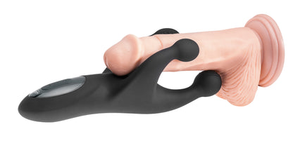 MALESATION Vibro Angel – schwarzer flexibler Männer-Stimulator mit Tapping-Vibration in einer Anwendungsdarstellung, bei der das Gerät mit einer Hand gehalten wird – erhältlich bei Evoria Care