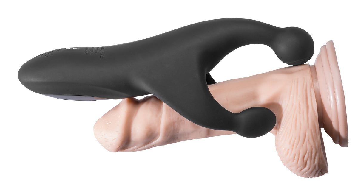 MALESATION Vibro Angel – Nahaufnahme des schwarzen flexiblen Männer-Stimulators mit kugelförmigem Stimulationselement und gebogenen Armen während einer Anwendungsdemonstration – erhältlich bei Evoria Care
