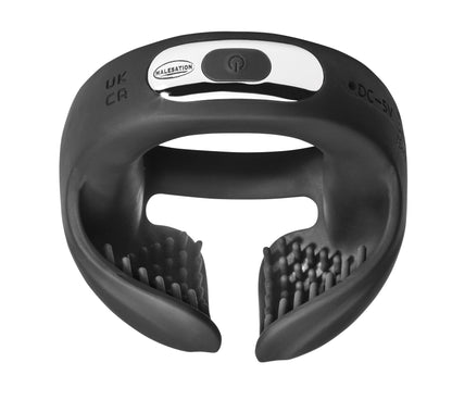 MALESATION Vibro Ball Ring – schwarzer vibrierender Penis- und Hodenring mit zwei Ringöffnungen, abgerundeten Stimulationselementen und integriertem Vibrationsmodul in schräger Produktansicht – erhältlich bei Evoria Care